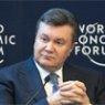 Віктор Янукович закриває вуха